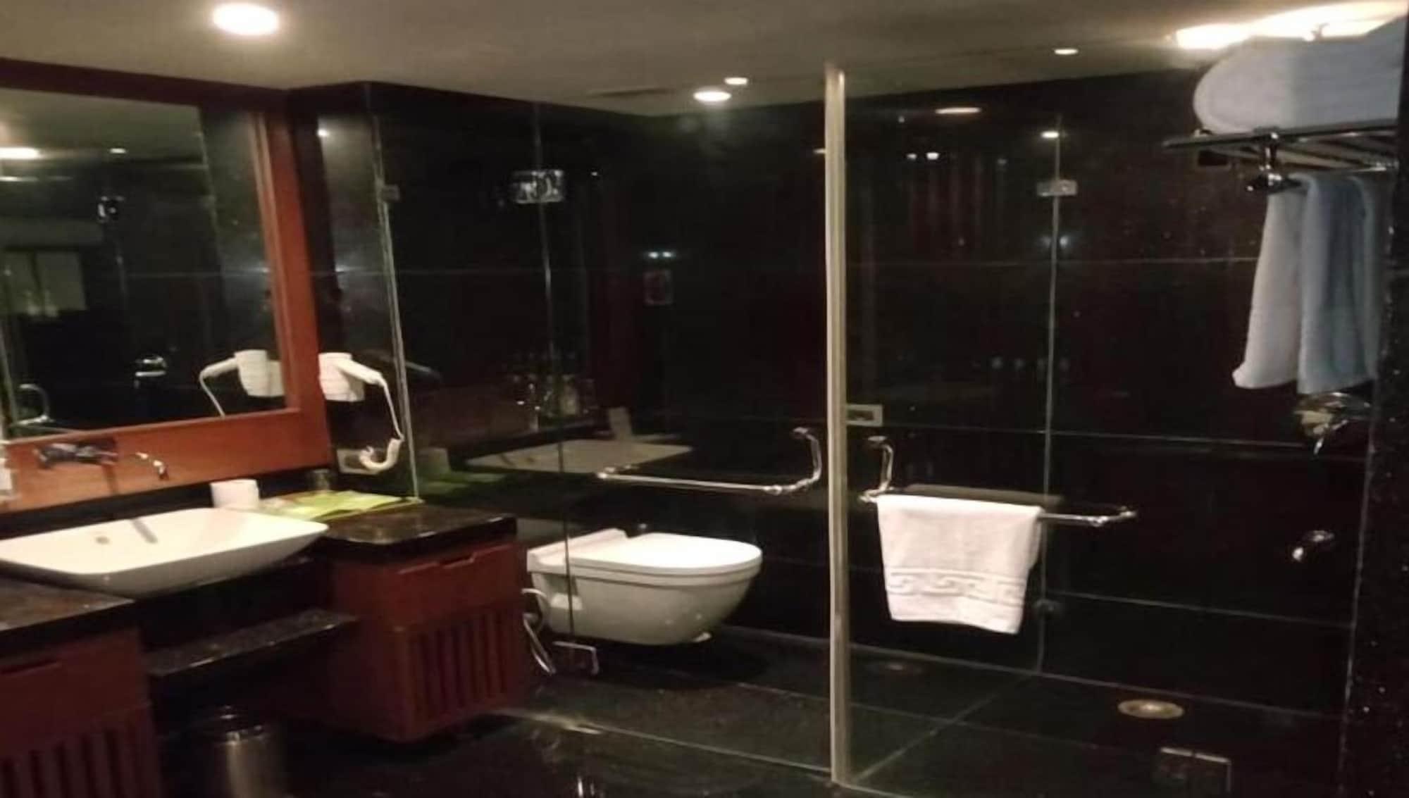 Royal Orchid Central Kireeti Hampi, Hospet Exteriör bild