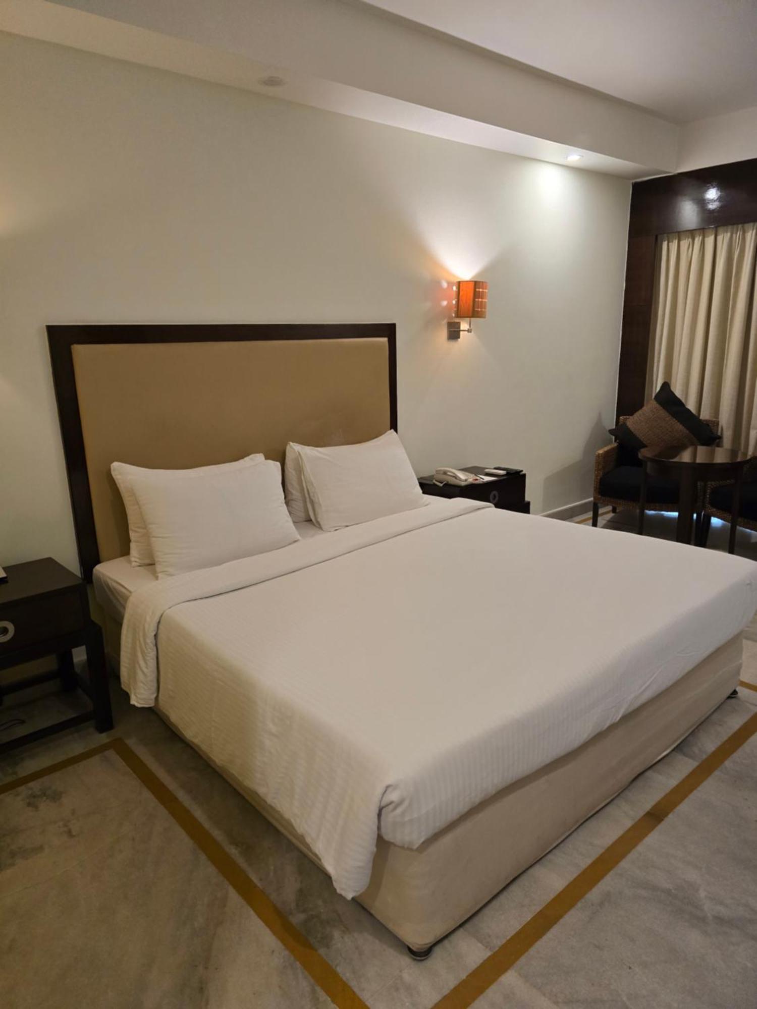 Royal Orchid Central Kireeti Hampi, Hospet Rum bild