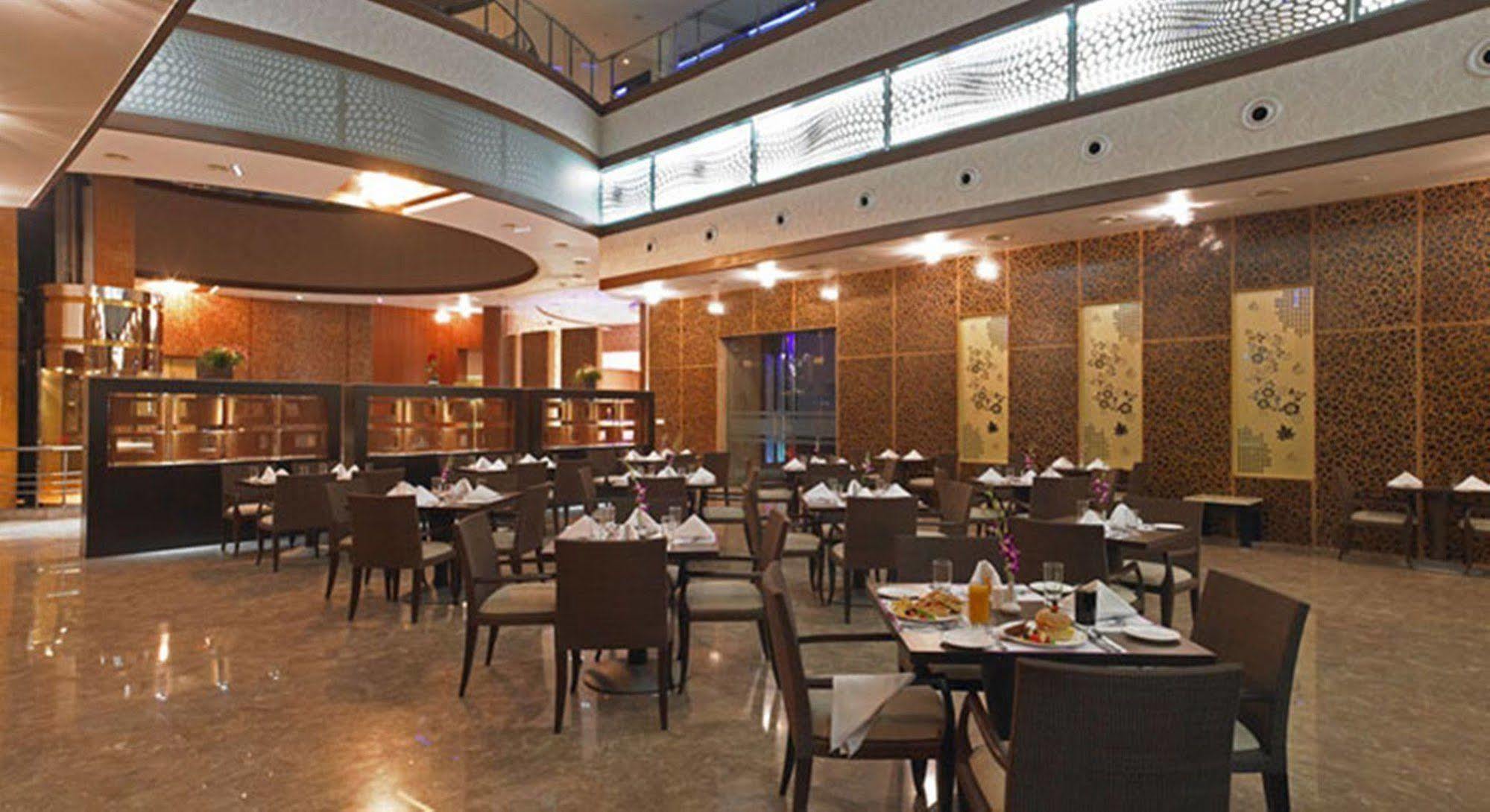 Royal Orchid Central Kireeti Hampi, Hospet Restaurang bild