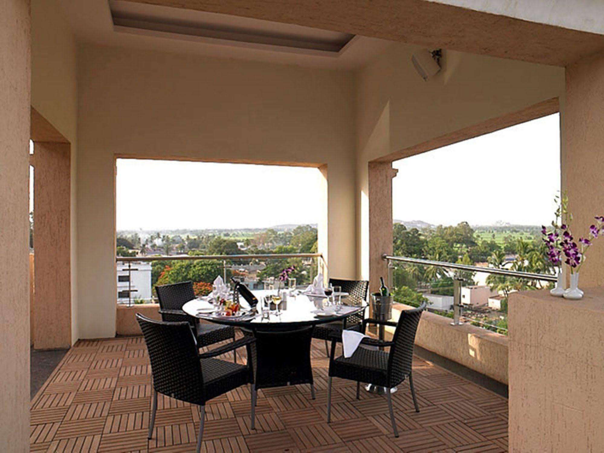 Royal Orchid Central Kireeti Hampi, Hospet Exteriör bild